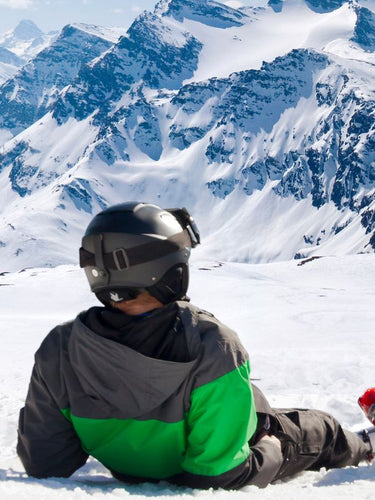 deux skieurs allongés dans la neige