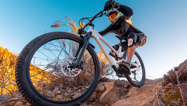 un cycliste qui porte des gant de vtt